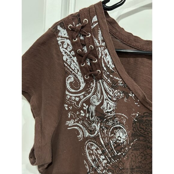 Brown Short-Sleeve V-Neck Graphic Tee Studded Lace-Up Detail - Picture 4 of 9